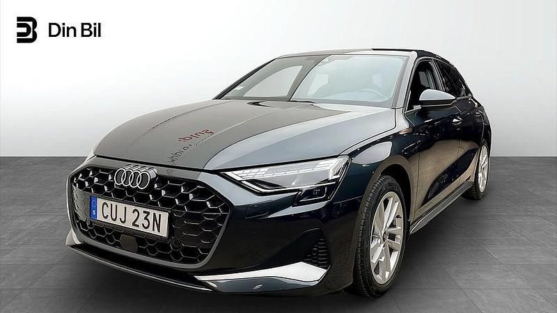 Grå Begagnad 2024 Audi A3 Sportback Advanced Plus Halvkombi | 309 000 kr (Marknadspris) - Bild 1/4