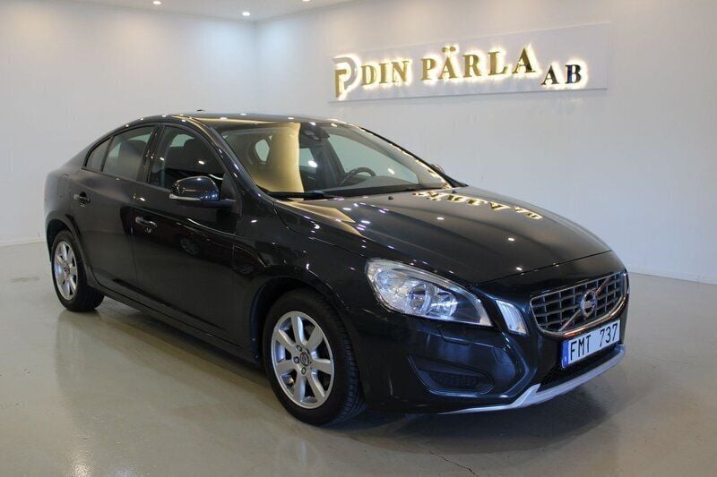 Grå Begagnad 2012 Volvo S60 Kinetic Sedan | 139 900 kr (Marknadspris) - Bild 1/4