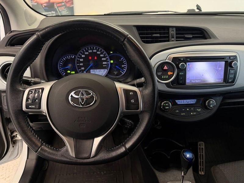 Begagnad Toyota Yaris Hybrid Active 101 HK (74 kW) 2013 Vit Halvkombi