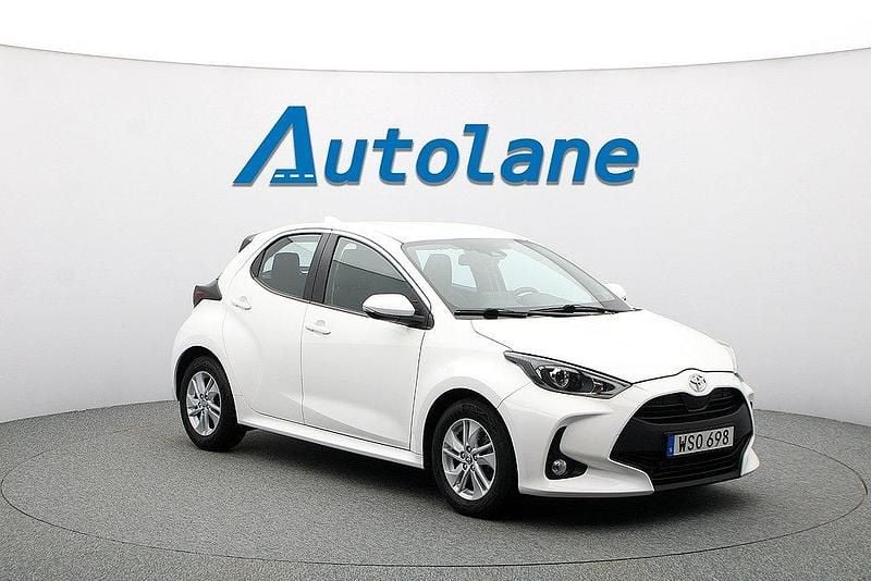 Vit Begagnad 2020 Toyota Yaris Active Halvkombi | 179 900 kr (Marknadspris) - Bild 1/3