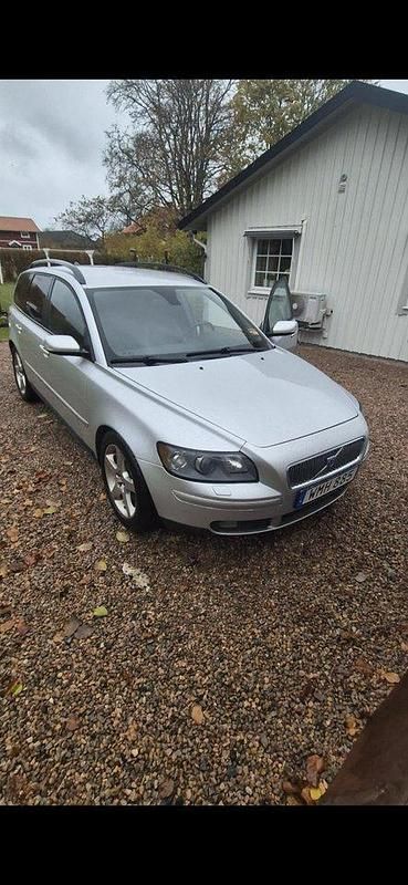 Grå Begagnad 2005 Volvo V50 Momentum Kombi | 22 000 kr (Bra pris) - Bild 1/4