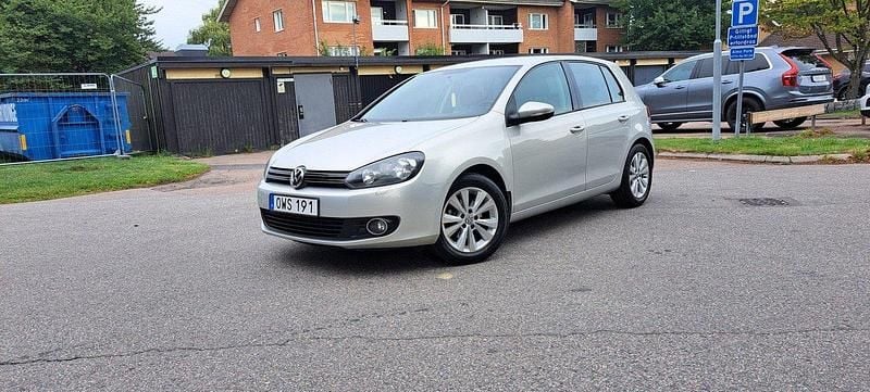 Brun Begagnad 2012 VW Golf Halvkombi | 86 500 kr (Lite dyr) - Bild 1/4