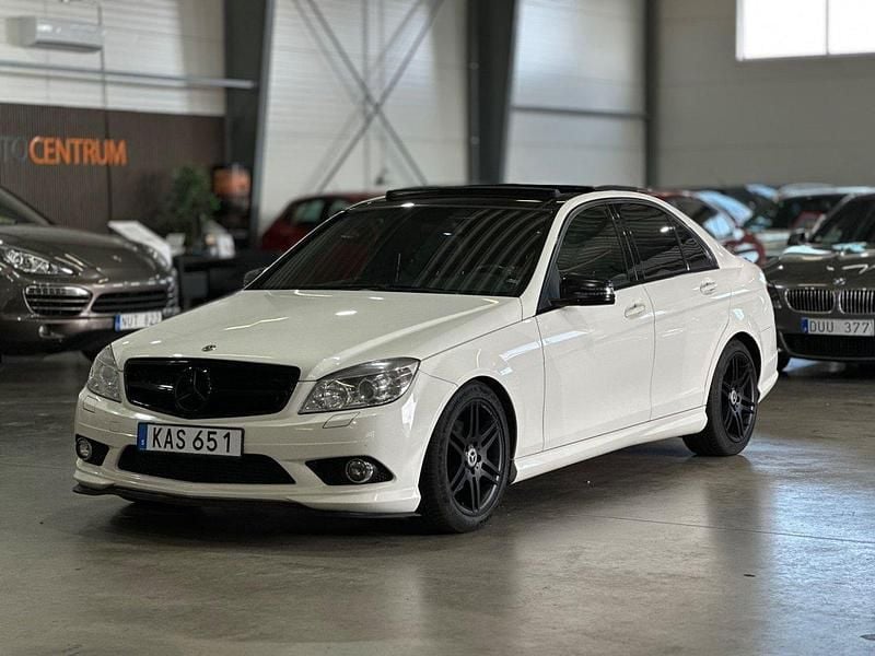 Vit Begagnad 2009 Mercedes C180 AMG Sedan | 69 900 kr (Bra pris) - Bild 1/4