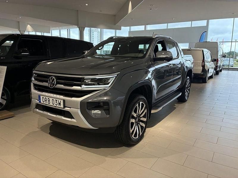 Mörkgrå (dark grey metallic) Ny 2025 VW Amarok Aventura Pickup | 896 500 kr (Dyr) - Bild 1/4
