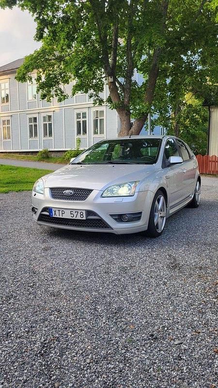 Silver Begagnad 2006 Ford Focus ST Halvkombi | 75 000 kr (Dyr) - Bild 1/4