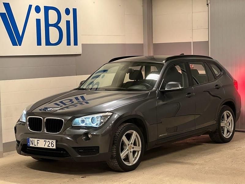 Grå Begagnad 2013 BMW X1 Sport Line SUV | 139 900 kr (Marknadspris) - Bild 1/4