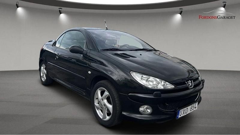 Svart Begagnad 2004 Peugeot 206 CC Cab | 34 900 kr (Marknadspris) - Bild 1/4