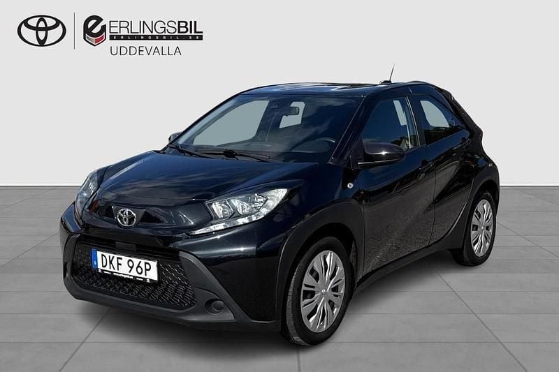 Svart Begagnad 2022 Toyota Aygo Play Halvkombi | 159 000 kr (Marknadspris) - Bild 1/3