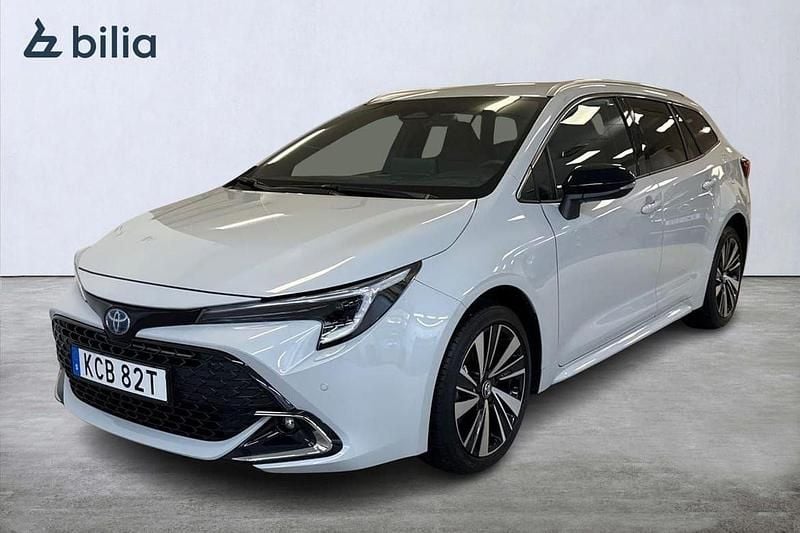 Grå Begagnad 2025 Toyota Corolla Style Kombi | 369 900 kr (Dyr) - Bild 1/3