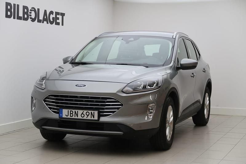 Grå Begagnad 2022 Ford Kuga Titanium SUV | 219 800 kr (Marknadspris) - Bild 1/4