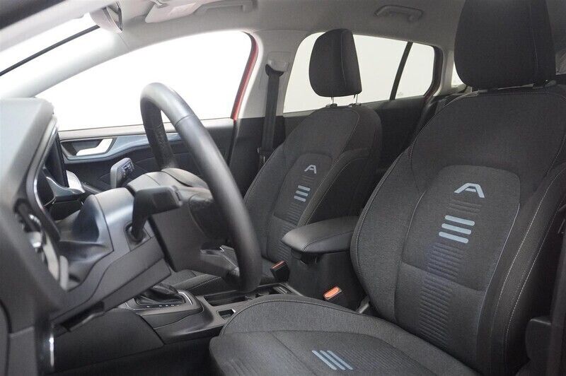 Begagnad Ford Focus Active 125 HK (91 kW) 2023 Röd/orange Kombi
