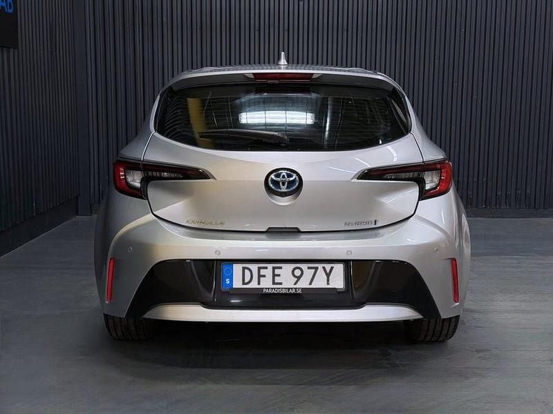 Begagnad Toyota Corolla Hybrid Active 140 HK (102 kW) 2023 Silver Halvkombi