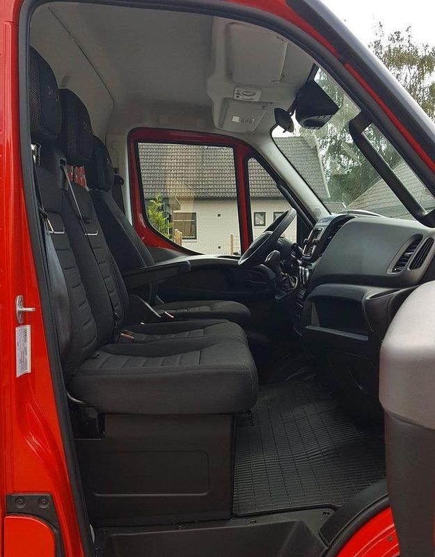 Begagnad Iveco Daily 175 HK (128 kW) 2024 Röd Pickup