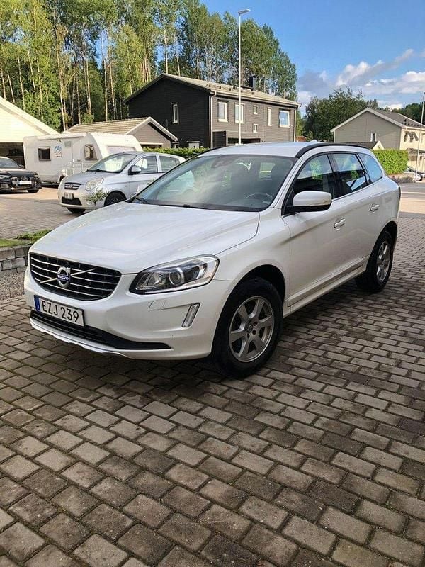 Vit Begagnad 2015 Volvo XC60 Momentum SUV | 130 000 kr (Bra pris) - Bild 1/4
