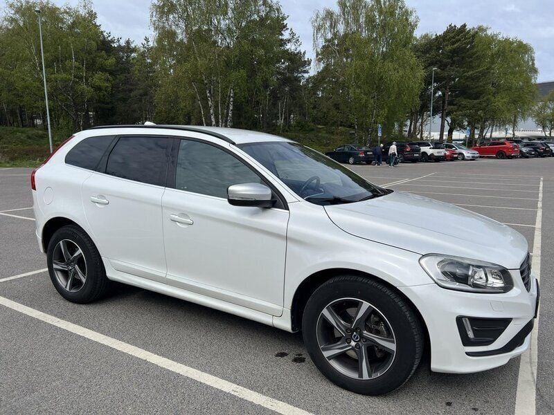 Vit Begagnad 2015 Volvo XC60 R-Design SUV | 190 000 kr (Marknadspris) - Bild 1/4