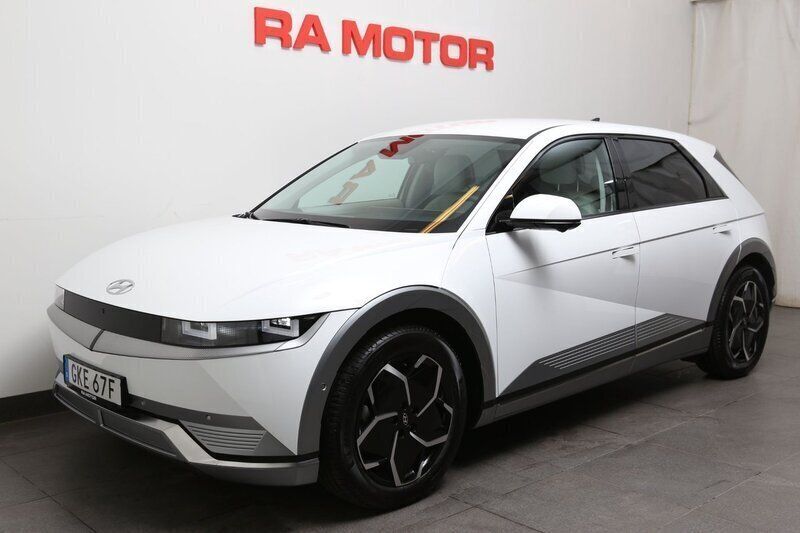 Vit Begagnad 2023 Hyundai Ioniq 5 Advanced SUV | 529 900 kr (Marknadspris) - Bild 1/4