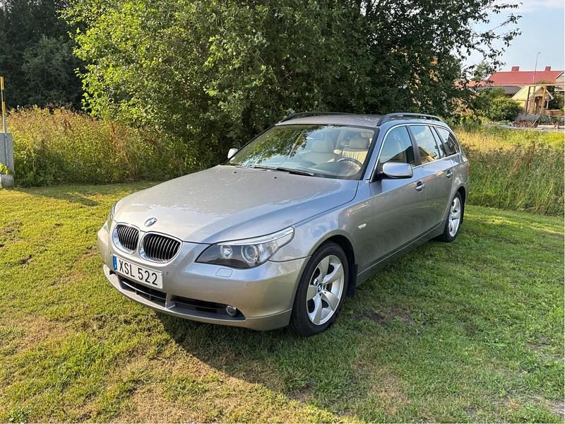 Grå Begagnad 2006 BMW 530 Kombi | 168 000 kr - Bild 1/4