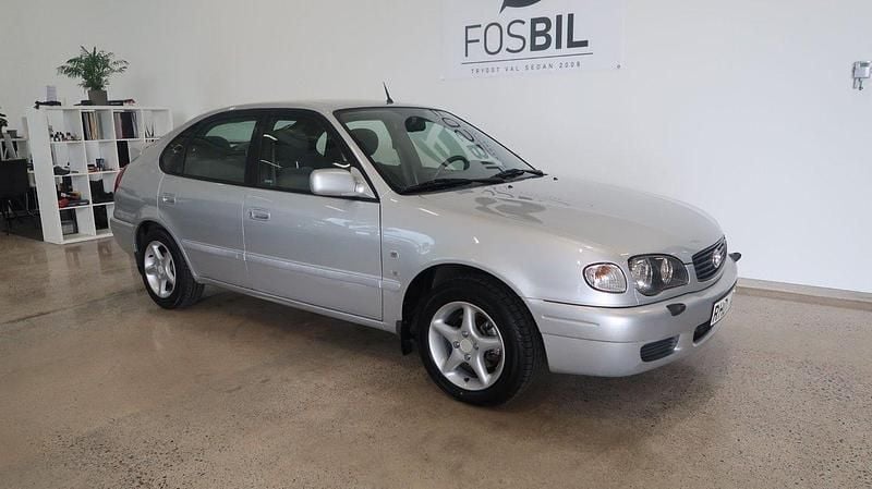 Ljusgrå Begagnad 1999 Toyota Corolla Halvkombi | 39 900 kr - Bild 1/3