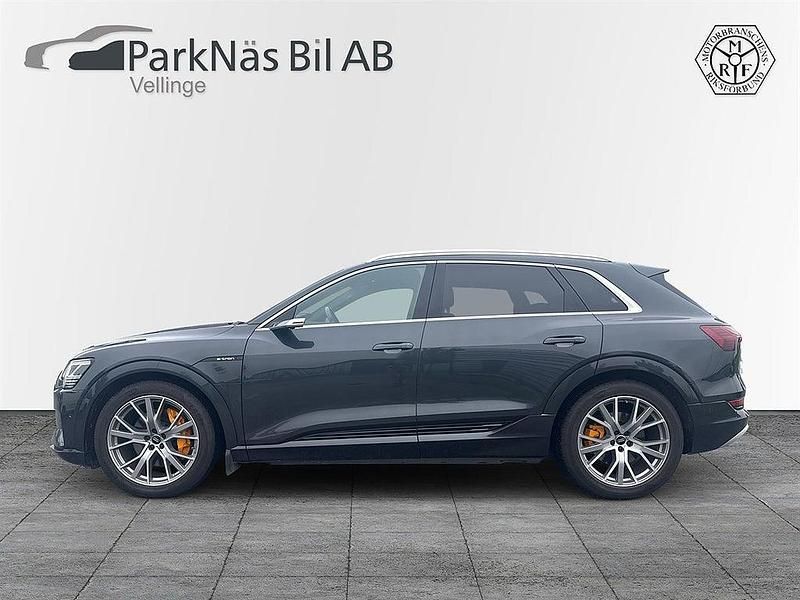 Grå Begagnad 2019 Audi e-tron Advanced Plus SUV | 359 900 kr (Lite dyr) - Bild 1/4