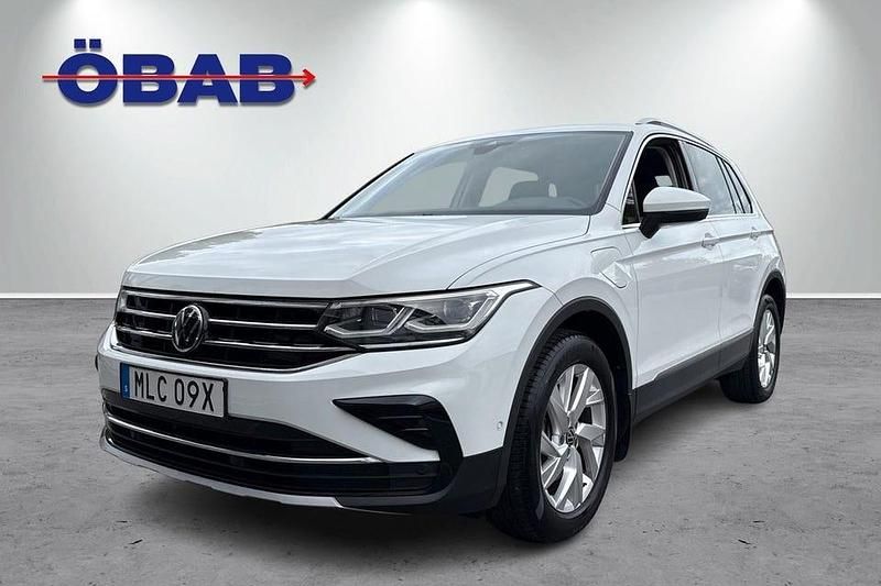 Vit Begagnad 2022 VW Tiguan Elegance SUV | 318 900 kr (Marknadspris) - Bild 1/4