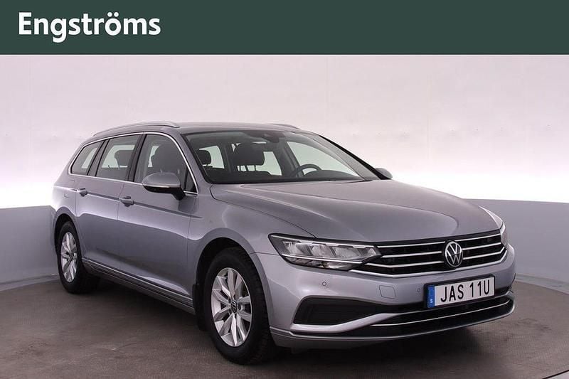 Silver Begagnad 2023 VW Passat Kombi | 309 000 kr (Marknadspris) - Bild 1/4