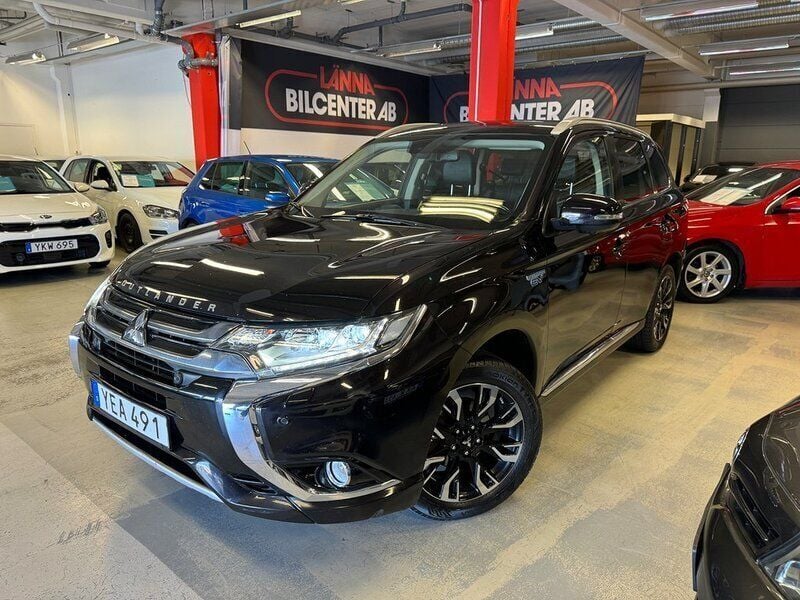 Svart metallic pärleffekt Begagnad 2016 Mitsubishi Outlander P-HEV SUV | 159 000 kr - Bild 1/4