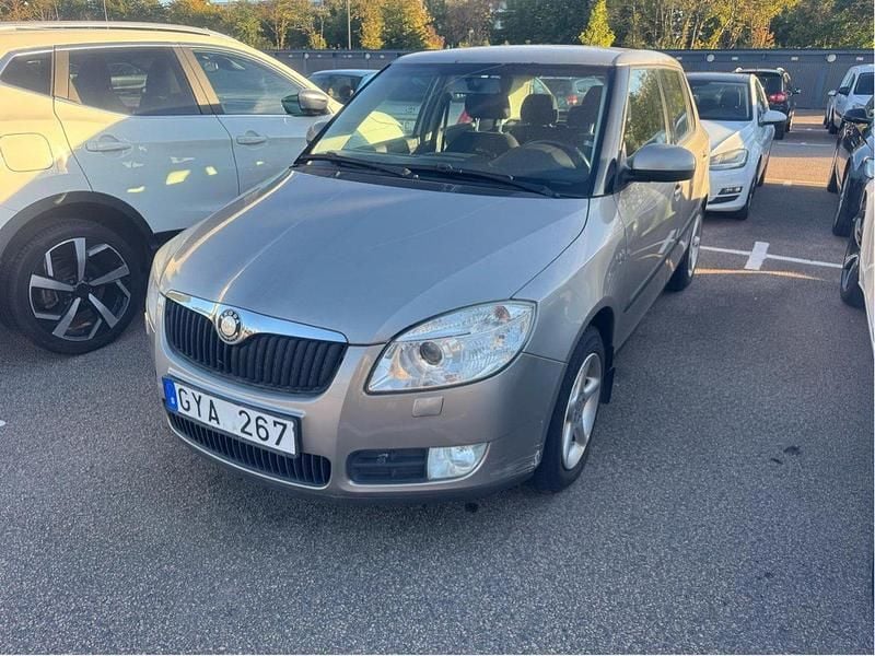 Brun Begagnad 2008 Skoda Fabia Halvkombi | 23 500 kr (Marknadspris) - Bild 1/4