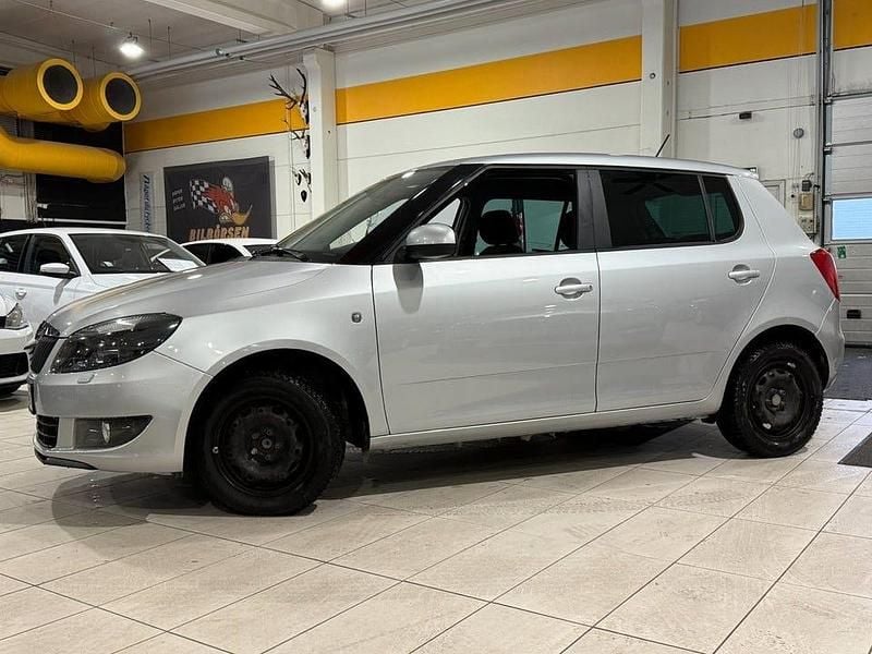 Silver Begagnad 2014 Skoda Fabia Ambiente Halvkombi | 65 000 kr (Marknadspris) - Bild 1/4