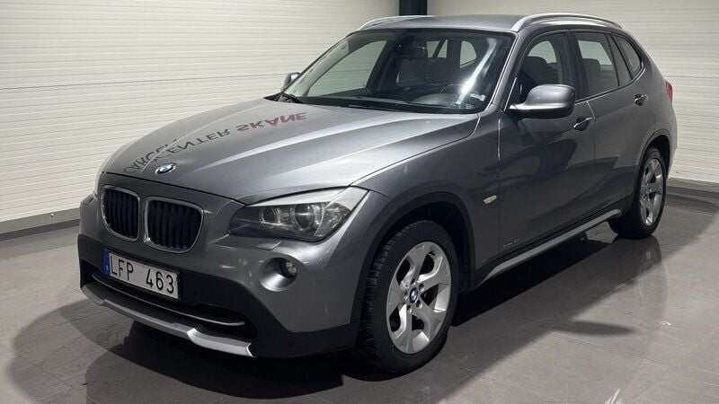 Grå Begagnad 2011 BMW X1 SUV | 79 897 kr (Bra pris) - Bild 1/4