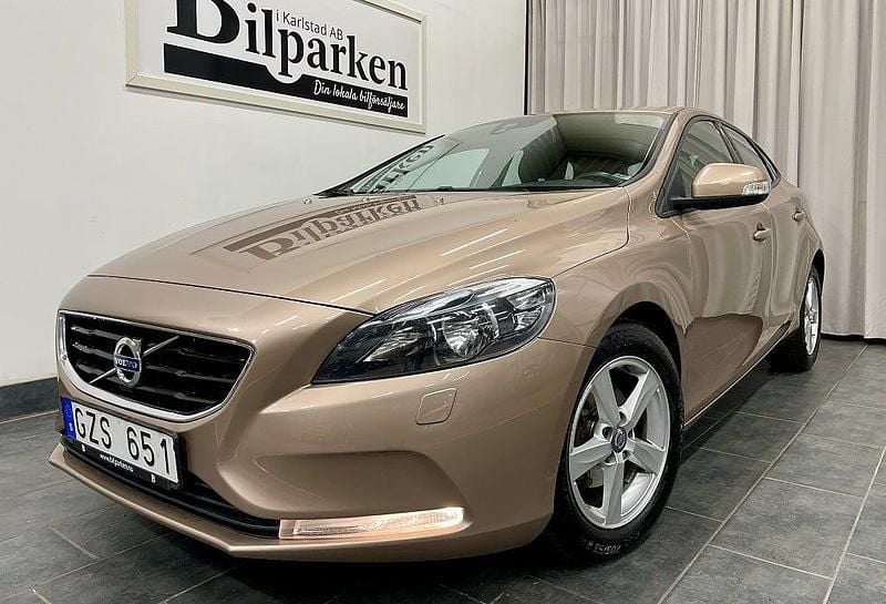 Brun Begagnad 2013 Volvo V40 Kinetic Halvkombi | 114 900 kr (Marknadspris) - Bild 1/4