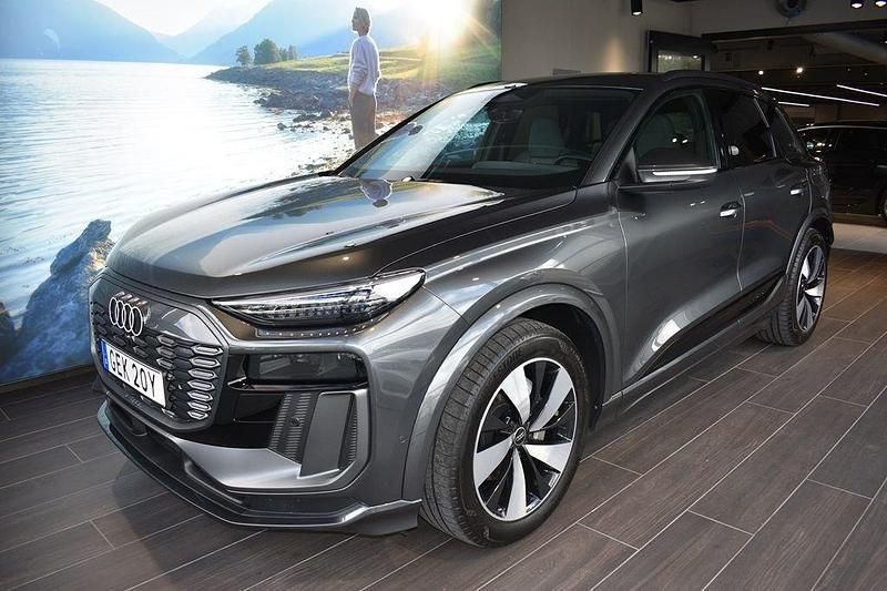 Grå Begagnad 2024 Audi Q6 e-tron S-Line SUV | 975 000 kr (Dyr) - Bild 1/4