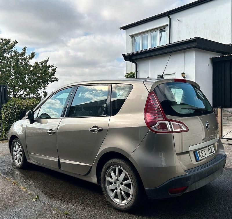 Begagnad Renault Scénic III 131 HK (96 kW) 2009 Ljusbrun Minibuss