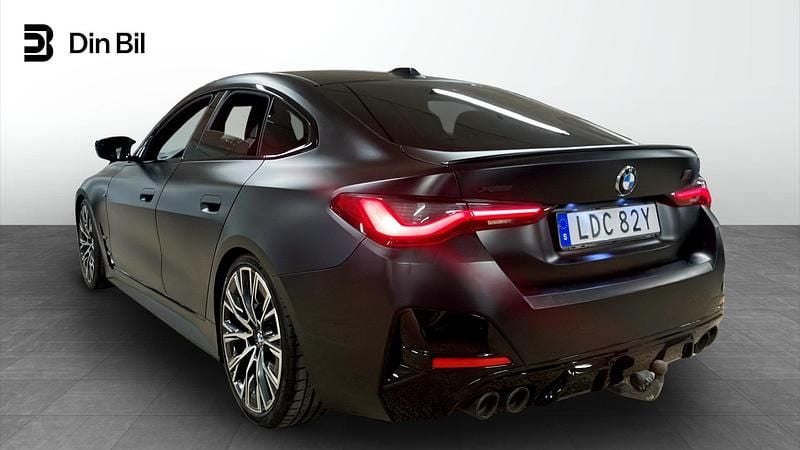 Begagnad BMW M440 M Sport 374 HK (275 kW) 2021 Röd folierad svart Sedan