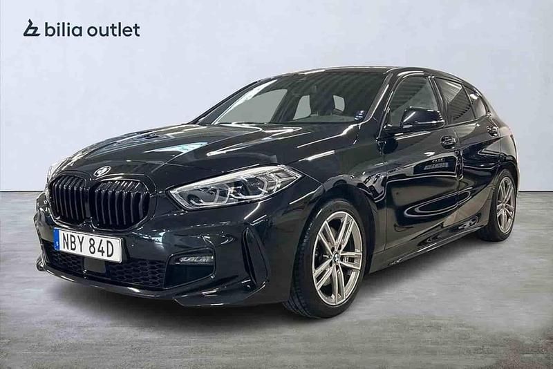 Svart Begagnad 2021 BMW 118 M Sport Halvkombi | 264 900 kr (Lite dyr) - Bild 1/1
