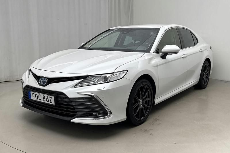 Vit Begagnad 2022 Toyota Camry Executive | 309 000 kr - Bild 1/4