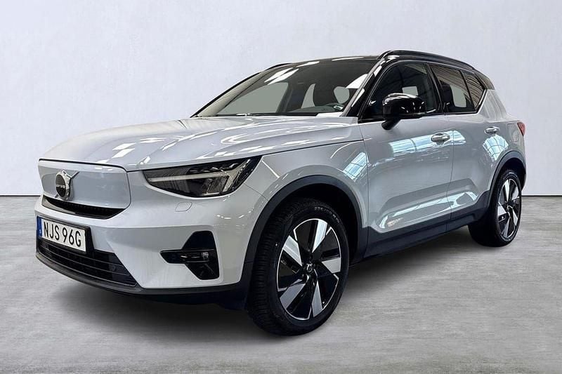 Ljusblå (blå) Begagnad 2024 Volvo XC40 Plus SUV | 449 900 kr (Marknadspris) - Bild 1/4