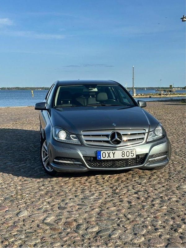 Grå Begagnad 2012 Mercedes C180 Avantgarde Sedan | 99 000 kr (Marknadspris) - Bild 1/4