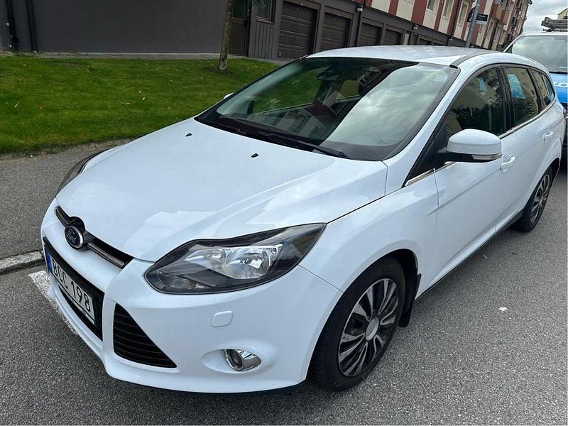 Vit Begagnad 2014 Ford Focus Kombi | 87 000 kr (Marknadspris) - Bild 1/4