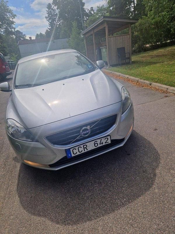 Silver Begagnad 2014 Volvo V40 Kinetic Kombi | 75 000 kr (Marknadspris) - Bild 1/2