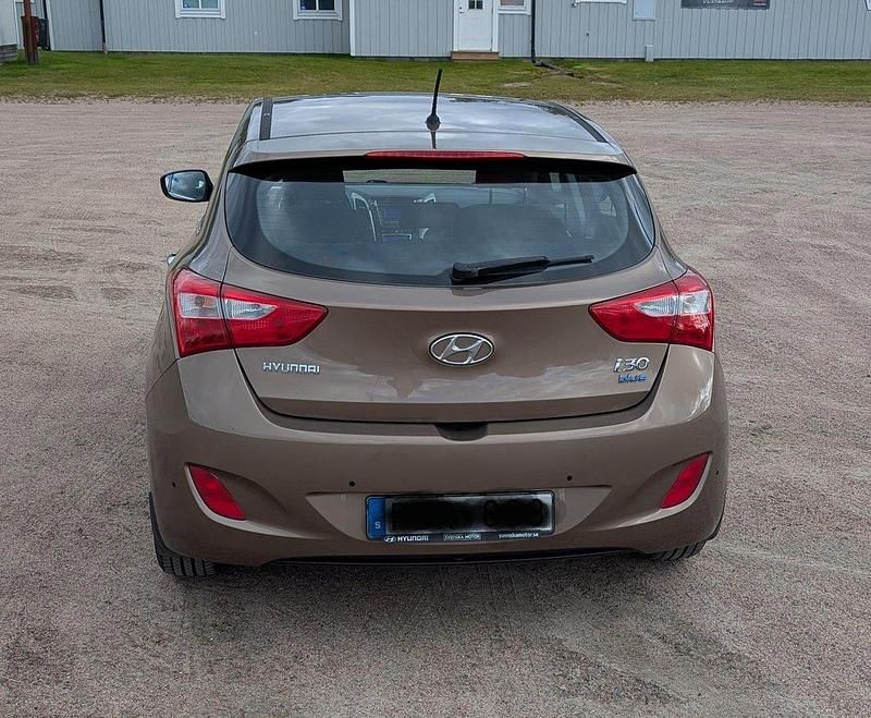 Brun Begagnad 2014 Hyundai i30 Halvkombi | 54 500 kr (Marknadspris) - Bild 1/4