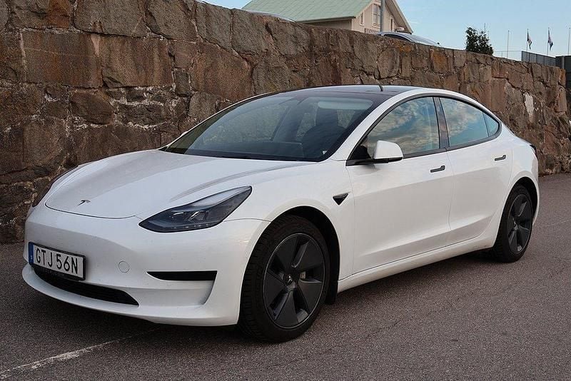 Vit Begagnad 2021 Tesla Model 3 Standard Range Plus Sedan | 249 000 kr (Marknadspris) - Bild 1/4