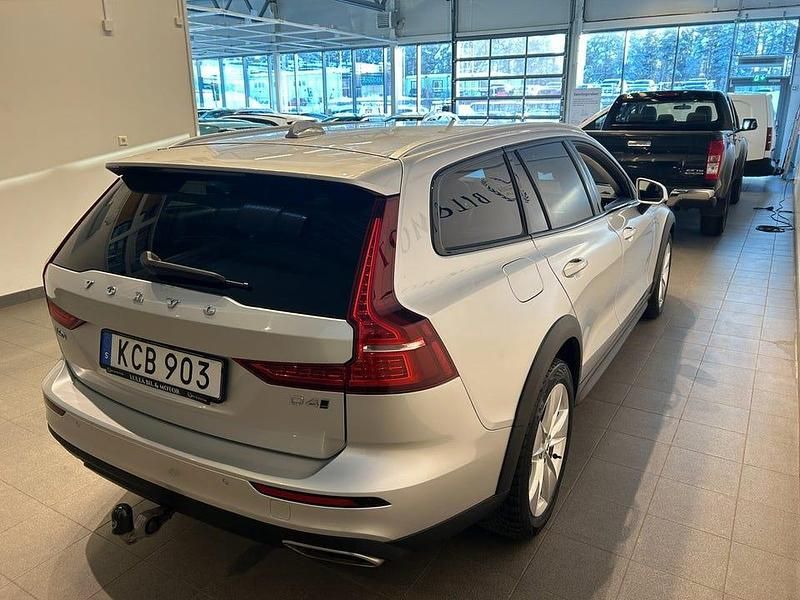 Begagnad Volvo V60 CC Momentum 190 HK (139 kW) 2020 Silver Kombi