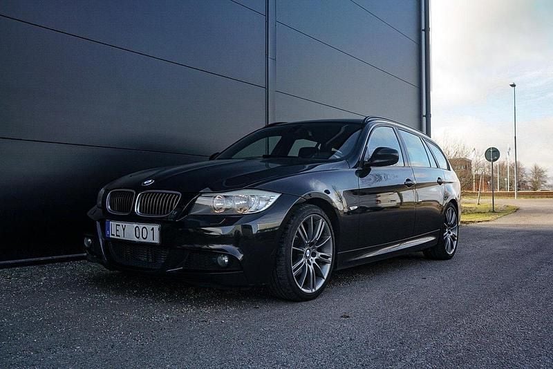 Svart Begagnad 2011 BMW 320 M Sport Kombi | 105 000 kr (Dyr) - Bild 1/4