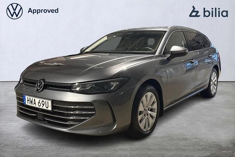 Mörkgrå Begagnad 2024 VW Passat Kombi | 459 000 kr (Bra pris) - Bild 1/3