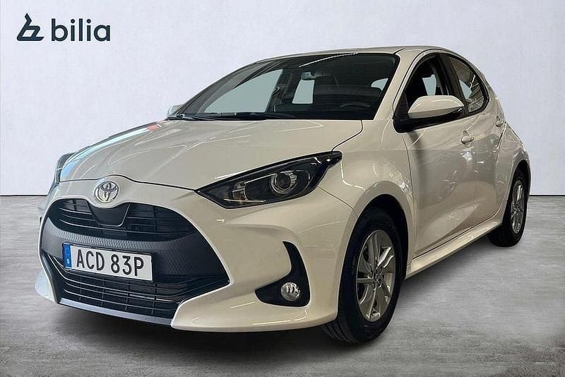 Vit Begagnad 2024 Toyota Yaris Hybrid Active Halvkombi | 244 900 kr (Marknadspris) - Bild 1/3