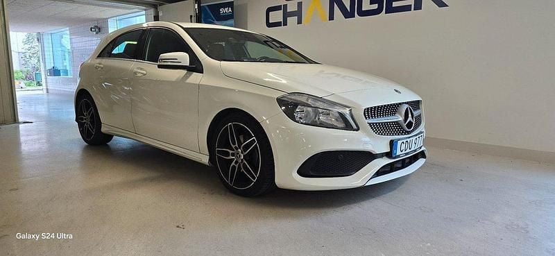 Vit Begagnad 2018 Mercedes A180 Style Halvkombi | 199 900 kr (Marknadspris) - Bild 1/4