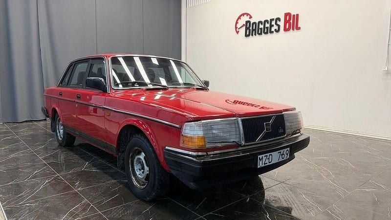 Röd Begagnad 1988 Volvo 240 Sedan | 55 000 kr - Bild 1/4