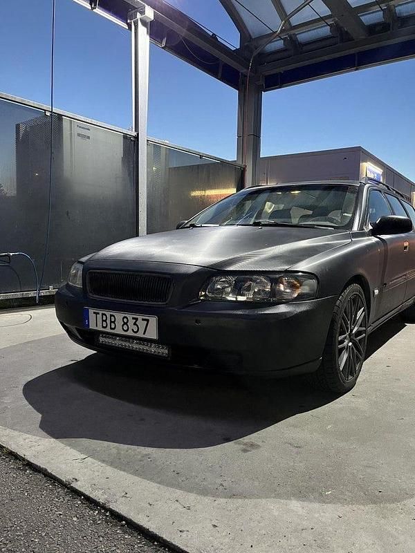 Svart Begagnad 2002 Volvo V70 Kombi | 27 900 kr (Marknadspris) - Bild 1/4