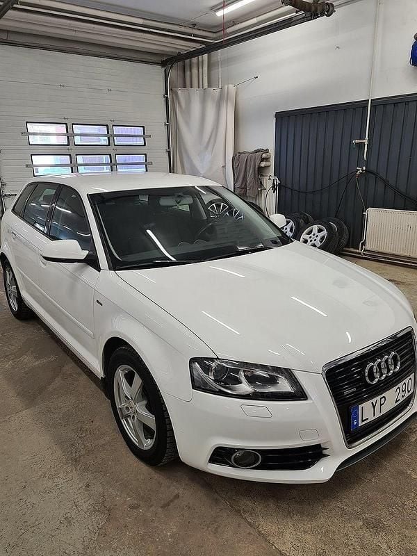 Vit Begagnad 2011 Audi A3 Sportback Attraction Halvkombi | 84 900 kr (Lite dyr) - Bild 1/3