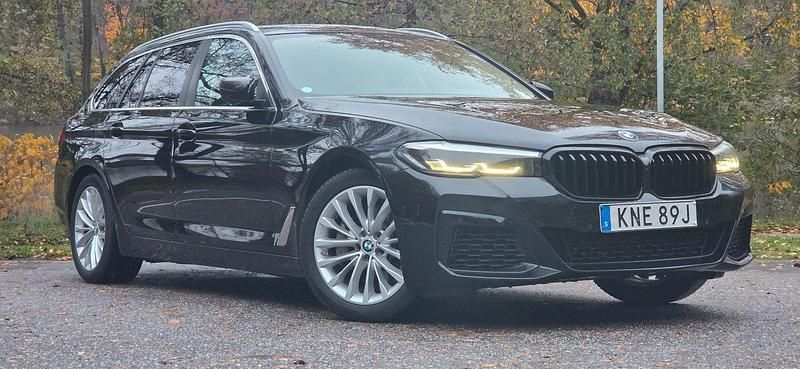 Svart Begagnad 2021 BMW 530e Sport Line Kombi | 329 800 kr (Bra pris) - Bild 1/4